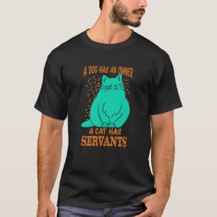 Ein Hund hat einen Besitzer, eine Katze hat Diener T-Shirt
