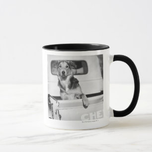 Ein Hund in einem Auto Tasse