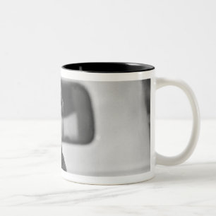 Ein Hund in einem Auto Zweifarbige Tasse