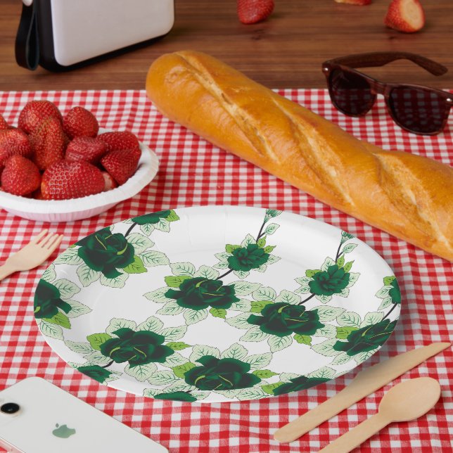 Ein Hündchen mit goldenem Retriever sitzt auf eine Pappteller (Picknick)