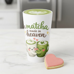 Ein in Himmel geschmiedetes Matcha süßer lustiger Milchtasse