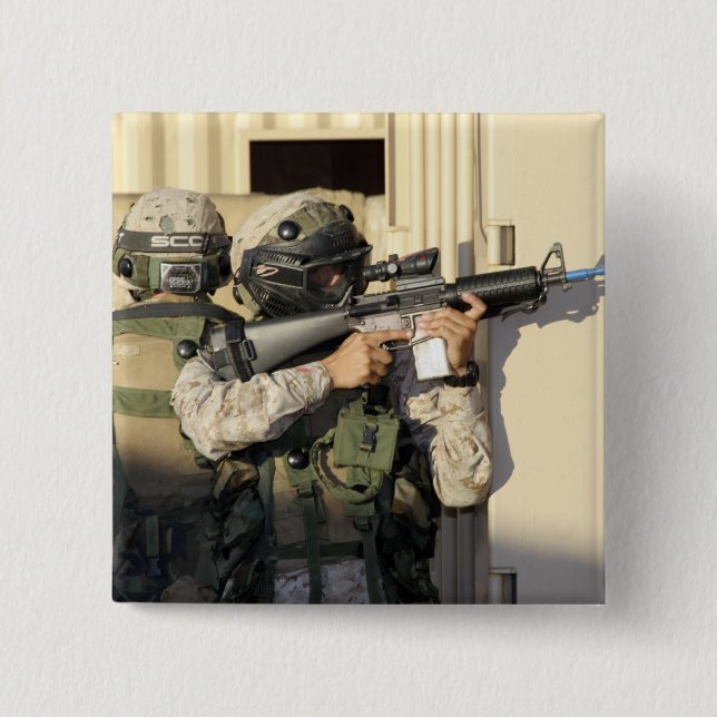 Ein Infanterie-Scout zielt auf seine Waffe Button (Vorderseite)