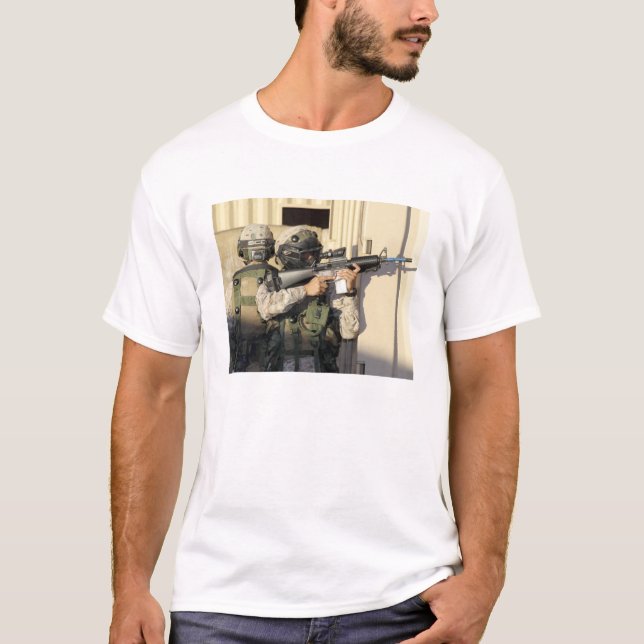 Ein Infanterie-Scout zielt auf seine Waffe T-Shirt (Vorderseite)