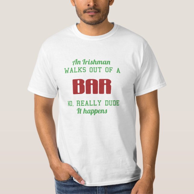 Ein Ire geht aus einem Bar heraus… T-Shirt (Vorderseite)