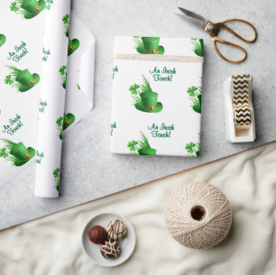 Ein irischer Leprechaun-Hut mit Kleeblatt im Gras Geschenkpapier
