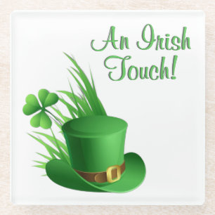 Ein irischer Leprechaun-Hut mit Kleeblatt im Gras Glasuntersetzer