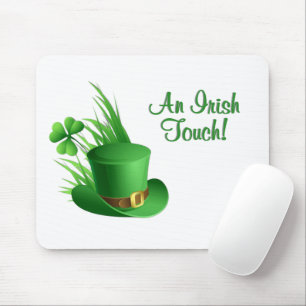 Ein irischer Leprechaun-Hut mit Kleeblatt im Gras Mousepad