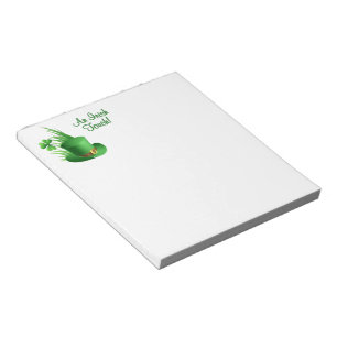 Ein irischer Leprechaun-Kleehut im Gras Notizblock