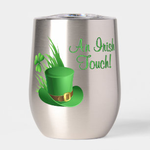 Ein irischer Leprechaun mit Nelkenhut im Gras