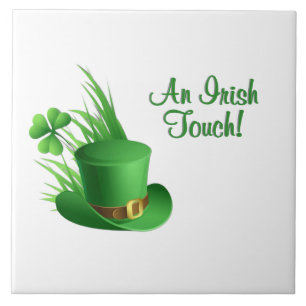 Ein irischer Leprechaun-Touch Shamrock-Hut im Gras Fliese