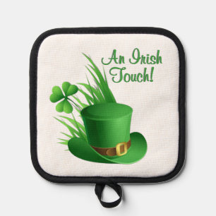 Ein irischer Leprechaun-Touch Shamrock-Hut im Gras Topflappen