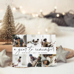 Ein Jahr der Erinnerung | Jahr in der FotoCollage Feiertagskarte<br><div class="desc">Schaffen Sie sich zu Weihnachten eine eindrucksvolle Stilkarte für Ihre Familie und Freunde, indem Sie Fotos der besonderen Momente Ihrer Familie teilen. Das einzigartige, moderne Design der Ferienkarte bietet sechs beliebte Fotos in einem Collage-Layout mit Ihrem Familiennamen und "Ein Jahr zum Erinnern" durch das Zentrum. Die schwarze Schrift mit handgeschriebenen...</div>