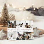 Ein Jahr der Erinnerung | Jahr in der FotoCollage Feiertagskarte<br><div class="desc">Schaffen Sie sich zu Weihnachten eine eindrucksvolle Stilkarte für Ihre Familie und Freunde, indem Sie Fotos der besonderen Momente Ihrer Familie teilen. Das einzigartige, moderne Design der Ferienkarte bietet sechs beliebte Fotos in einem Collage-Layout mit Ihrem Familiennamen und "Ein Jahr zum Erinnern" durch das Zentrum. Erdiger Rose-Ton und weiche Holzkohlebrille...</div>