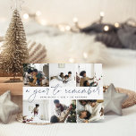 Ein Jahr der Erinnerung | Jahr in der FotoCollage Feiertagskarte<br><div class="desc">Schaffen Sie sich zu Weihnachten eine eindrucksvolle Stilkarte für Ihre Familie und Freunde, indem Sie Fotos der besonderen Momente Ihrer Familie teilen. Das einzigartige, moderne Design der Ferienkarte bietet sechs beliebte Fotos in einem Collage-Layout mit Ihrem Familiennamen und "Ein Jahr zum Erinnern" durch das Zentrum. Schieferblau und weiche Holzkohlebrillen mit...</div>