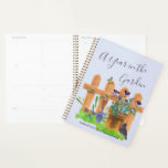 Ein Jahr im Garten Planer<br><div class="desc">Personalisierter Gartenplaner mit beliebigem Startdatum. Das Cover ist hellblau mit handgezeichneter Schriftzeichen, die "Ein Jahr im Garten" mit einer wunderschönen Aquarellbilder eines Landgartens mit Hütte ausdrücken. Es verfügt über einen Sammelzaun und Pflanze Topf mit Pansy-Blume, einen Grasrasen, Blackbird, Schmetterling und Gartenwerkzeuge. Die Namensvorlage ist für Sie ein Set, um Ihren...</div>