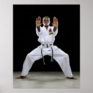 Ein Junge (15 Jahre alt) in Karate Uniform mit Poster