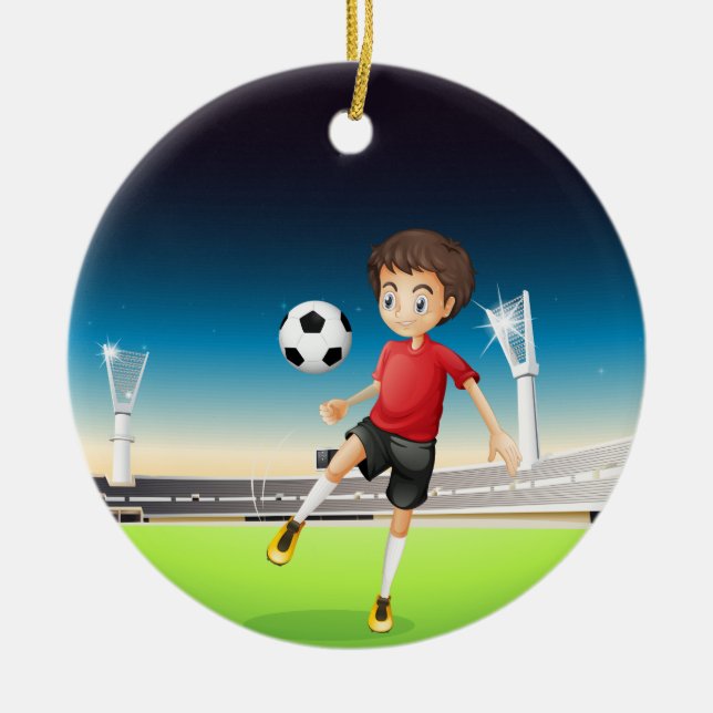Ein Junge, der Fußball allein spielt Keramikornament (Vorne)