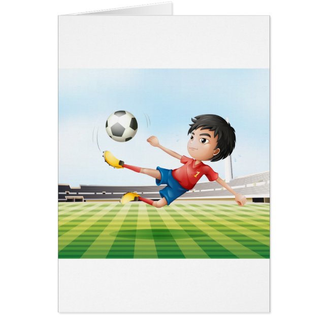 Ein Junge, der Fußball im Fußballplatz spielt (Vorne)