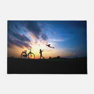 Ein Junge - ein Fahrrad - eine Kitesurfmatte Fußmatte