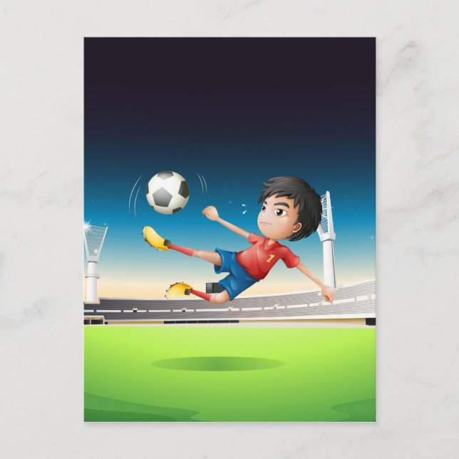Ein Junge in roter Uniform auf dem Fußballplatz Postkarte (Vorderseite)