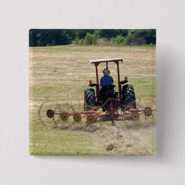 Ein junger Junge fährt einen Traktor zur Ernte Button (Vorderseite)