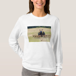 Ein junger Junge fährt einen Traktor zur Ernte T-Shirt