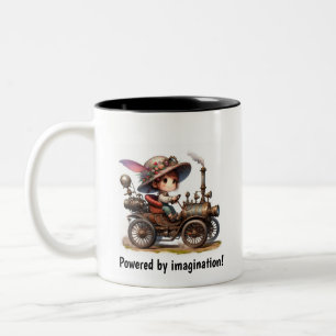 Ein junges glückliches Kind, das mit einem Dampffa Zweifarbige Tasse