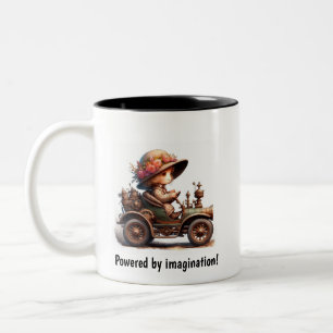 Ein junges glückliches Kind, das mit einem Dampffa Zweifarbige Tasse