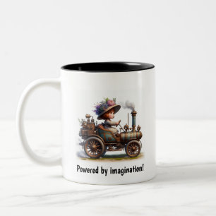 Ein junges glückliches Kind, das mit einem Dampffa Zweifarbige Tasse