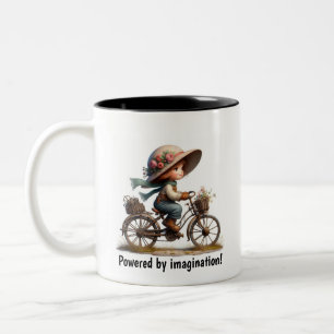 Ein junges glückliches Kind, das mit einem Steampu Zweifarbige Tasse