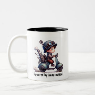 Ein junges glückliches Kind, das mit einem Steampu Zweifarbige Tasse