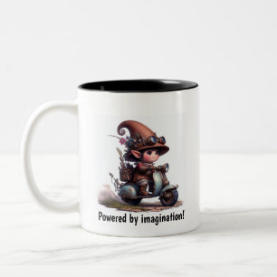 Ein junges glückliches Kind, das mit einem Steampu Zweifarbige Tasse