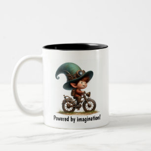 Ein junges glückliches Kind, das mit einem Steampu Zweifarbige Tasse
