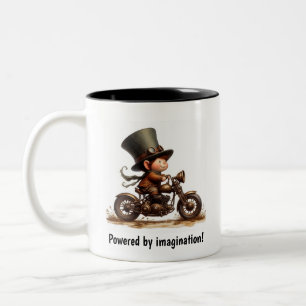 Ein junges glückliches Kind fährt ein Steampunk-Mo Zweifarbige Tasse