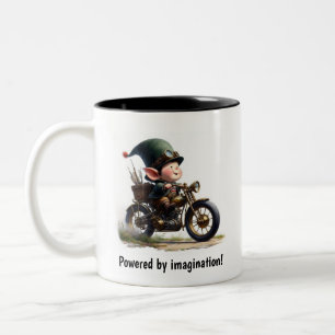 Ein junges glückliches Kind fährt ein Steampunk-Mo Zweifarbige Tasse