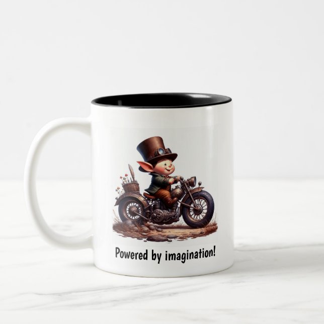 Ein junges glückliches Kind mit einem Steampunk-Mo Zweifarbige Tasse (Links)