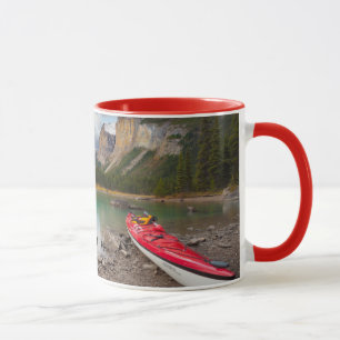 Ein Kajak an der Küste von Spirit Island Tasse