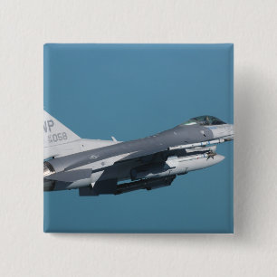 Ein kämpfender Falke F-16 im Flug Button