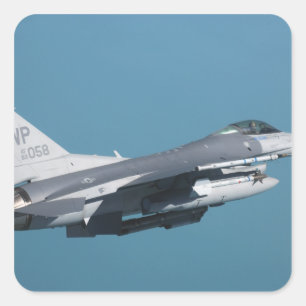 Ein kämpfender Falke F-16 im Flug Quadratischer Aufkleber
