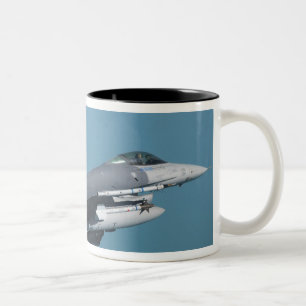 Ein kämpfender Falke F-16 im Flug Zweifarbige Tasse