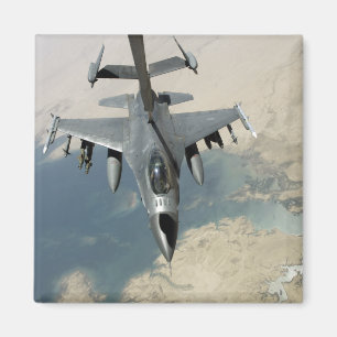 Ein kämpfender Falke F-16 tankt wieder Magnet