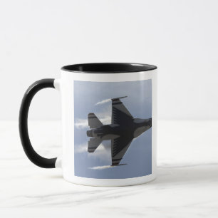 Ein kämpfender Falke F-16 zieht hohe G Tasse