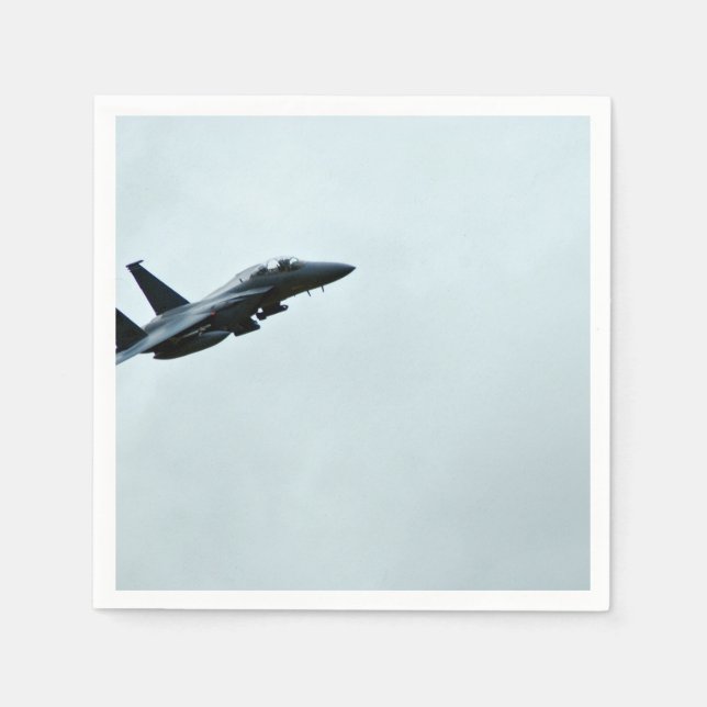 Ein kämpferisches Flugzeug, das in klarer Luft tan Serviette (Vorderseite)