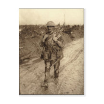 Ein kanadischer Tommy-Soldat, der mit Schlamm bede
