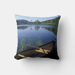 Ein Kanu-Erholungen am Ufer des Little Long Pond Kissen