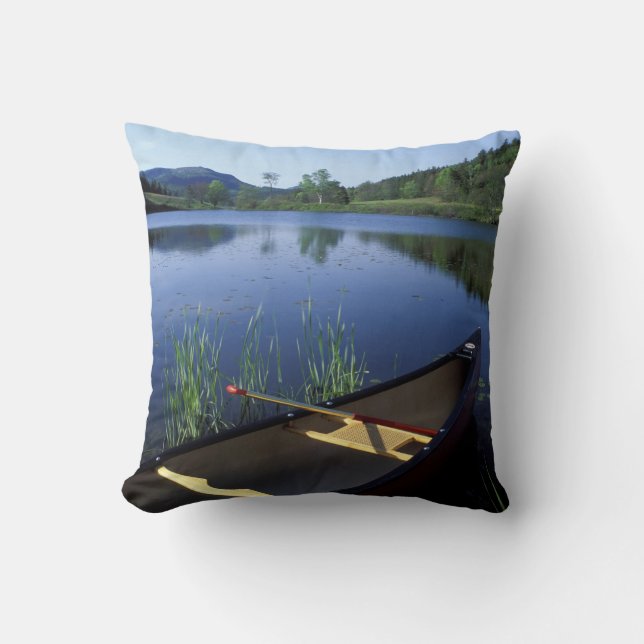 Ein Kanu-Erholungen am Ufer des Little Long Pond Kissen (Vorderseite)