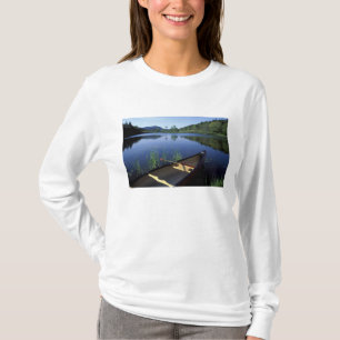 Ein Kanu-Erholungen am Ufer des Little Long Pond T-Shirt