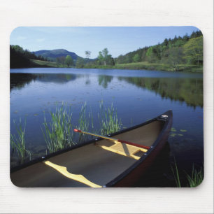 Ein Kanu ruht am Ufer des Little Long Pond Mousepad