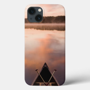 Ein Kanu ruht am Ufer des Pawtuckaway Lake title_seo2