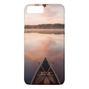 Ein Kanu ruht am Ufer des Pawtuckaway Lake title_seo2